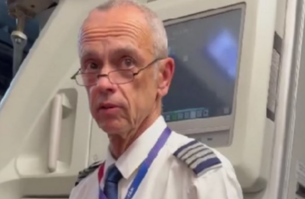 飛機即將起飛　警察衝上機艙當眾逮捕「戀童癖機師」畫面曝。（圖／翻攝自X）