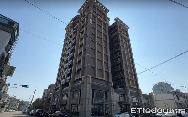 ▲頭份市一棟大樓上午發生外牆磁磚脫落，砸傷大樓雇用的黃姓清潔婦人。（圖／記者楊永盛翻攝）