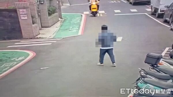 ▲康男在公園擄童遭內湖警方逮捕。（圖／記者張君豪翻攝）