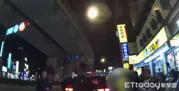 ▲康男在公園擄童遭內湖警方逮捕。（圖／記者張君豪翻攝）