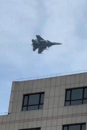 ▲▼大陸民眾拍到一架殲-15艦載戰機疑似翼下掛載2枚最新型的鷹擊-15反艦導彈。（圖／翻攝自大陸網站）