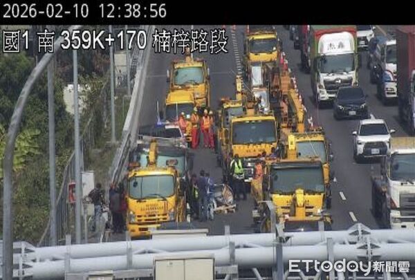 ▲▼快訊／國1楠梓段嚴重車禍！聯結車撞自小客　車流塞爆回堵10km。（圖／記者賴文萱翻攝）