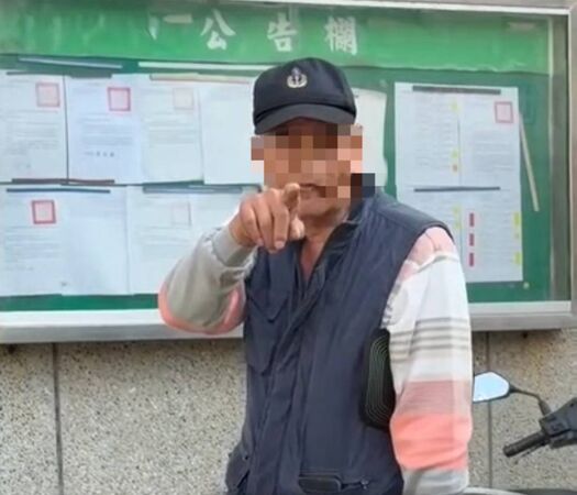 ▲檢舉達人遭民眾認出圍攻。（圖／翻攝自社會事新聞影音）