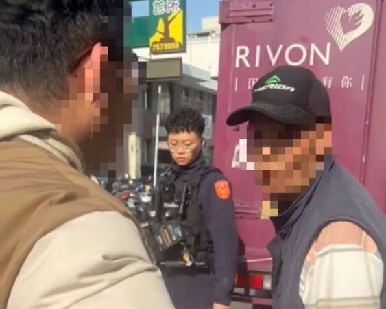 ▲檢舉達人遭民眾認出圍攻。（圖／翻攝自社會事新聞影音）