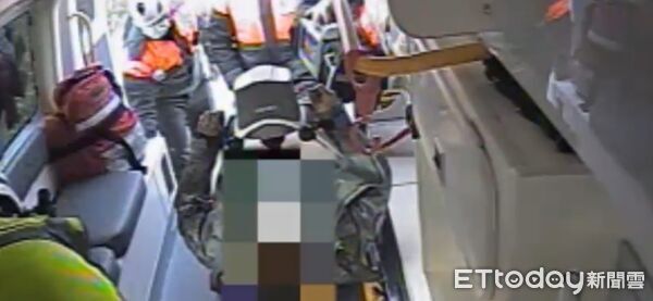 ▲貨車翻覆在內側車道，車頭全毀。（圖／花蓮消防局提供，下鳳）