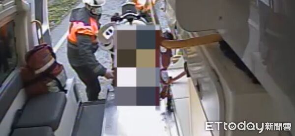 ▲貨車翻覆在內側車道，車頭全毀。（圖／花蓮消防局提供，下鳳）