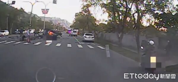 ▲貨車翻覆在內側車道，車頭全毀。（圖／花蓮消防局提供，下鳳）