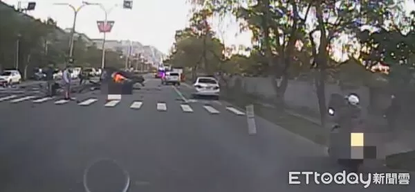 ▲貨車翻覆在內側車道，車頭全毀。（圖／花蓮消防局提供，下鳳）