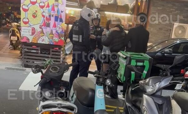 ▲▼顧姓酒店經紀嗆警「他X的」，一旁女子還不斷抱頸企圖安撫情緒。（圖／民眾提供）