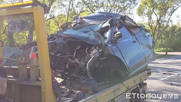 ▲鍾姓憲兵駕車翻覆，車頭全毀。（圖／記者王兆麟翻攝）