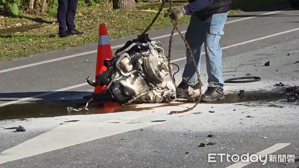 ▲▼貨車翻覆在內側車道，車頭全毀。（圖／記者王兆麟翻攝）