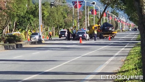 ▲▼貨車翻覆在內側車道，車頭全毀。（圖／記者王兆麟翻攝）