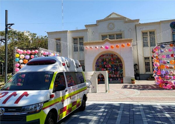 ▲1名男子倒臥在彰化藝術館後方，警消獲報到場確認男子明顯死亡。（圖／翻攝自彰化踼爆網）