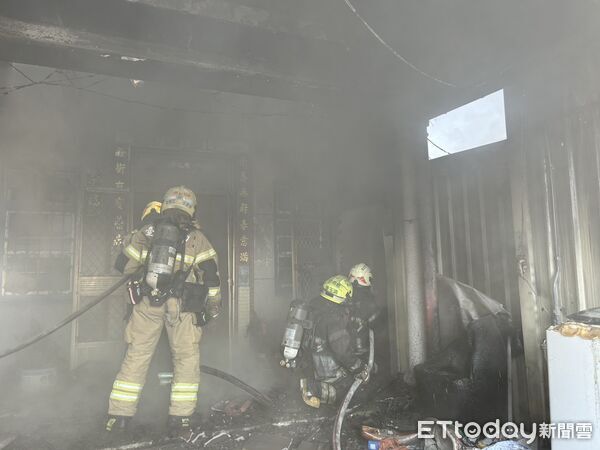 ▲台南市安南區安興街一處三合院加蓋鐵皮屋發生火警，消防人員迅速出動搶救火勢。 (圖／記者林東良翻攝，下同)