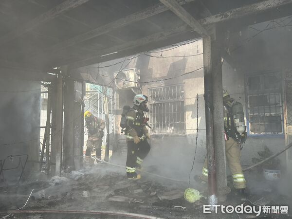 ▲台南市安南區安興街一處三合院加蓋鐵皮屋發生火警，消防人員迅速出動搶救火勢。 (圖／記者林東良翻攝，下同)