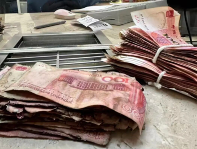 過年險大破財！　老人將22萬現金藏水槽下竟泡水發霉…銀行急搶救