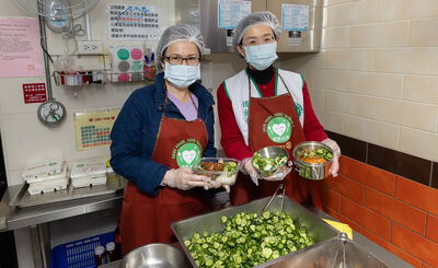 打菜嗨唱〈雪中紅〉！蕭美琴蘇巧慧化身志工　拚手速挑戰500愛心便當