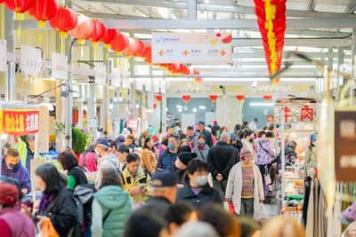 桃園南門市場重新開張辦年貨人潮搶搶滾　張善政發福袋拜早年