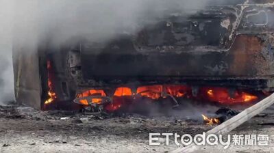 台東海濱公園岸邊火燒車！計程車「整台燒剩骨架」　運將目睹無奈