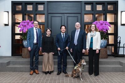 AIT處長谷立言赴總統官邸拜年！　賴清德愛犬斑斑也入鏡