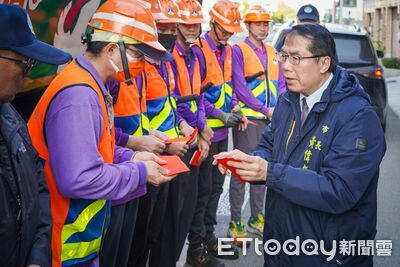 春節前最忙時刻　黃偉哲慰勞清潔隊員致贈新春紅包