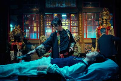 曹佑寧「媚眼勾人」扮女乩身！對鏡子猛練羞爆　天心出道30年首演鬼片