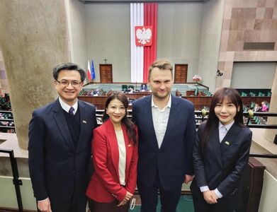 林楚茵、吳沛憶踏進波蘭國會　會議主席歷史首次介紹台灣立委