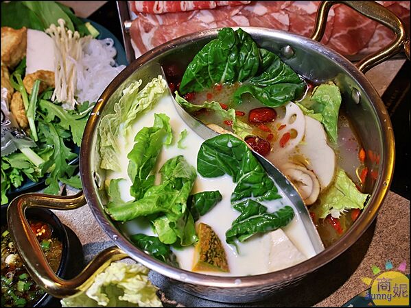 ▲▼月團圓雞湯火鍋。（圖／部落客商妮吃喝遊樂授權提供）