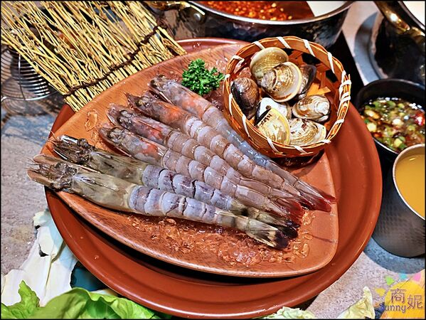 ▲▼月團圓雞湯火鍋。（圖／部落客商妮吃喝遊樂授權提供）