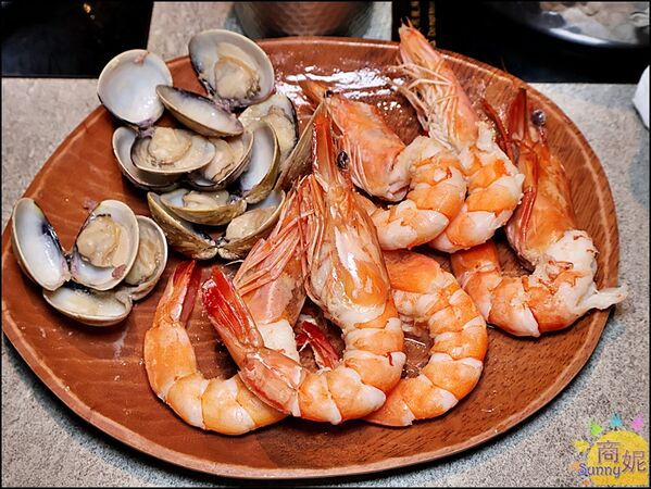 ▲▼月團圓雞湯火鍋。（圖／部落客商妮吃喝遊樂授權提供）