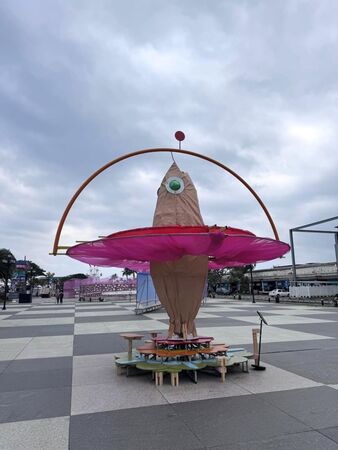 ▲▼花蓮縣政府鹹魚燈。（圖／翻攝林智群臉書）