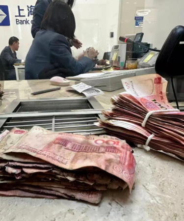 ▲▼老人將「22萬現金」藏水槽下竟泡水發霉。（圖／翻攝自微博）