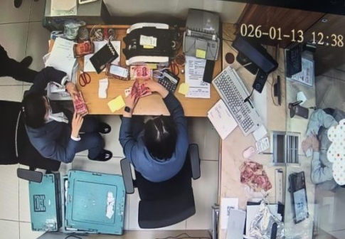 ▲行員正幫陶小姐整理鈔票。（圖／翻攝自微博）