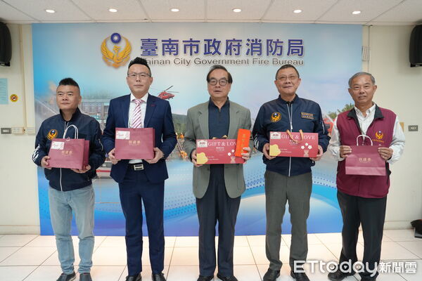 ▲台南市消防之友會理事長蔡明憲、副理事長鄭丞焜、總幹事邱崇銘及消防局長楊宗林前往消防局本部慰問春節仍堅守崗位的消防人員。(圖／記者林東良翻攝，下同)