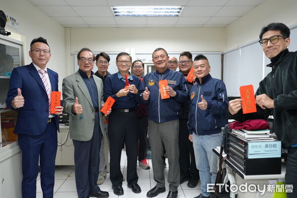 ▲台南市消防之友會理事長蔡明憲、副理事長鄭丞焜、總幹事邱崇銘及消防局長楊宗林前往消防局本部慰問春節仍堅守崗位的消防人員。(圖／記者林東良翻攝，下同)