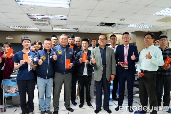 ▲台南市消防之友會理事長蔡明憲、副理事長鄭丞焜、總幹事邱崇銘及消防局長楊宗林前往消防局本部慰問春節仍堅守崗位的消防人員。(圖／記者林東良翻攝，下同)