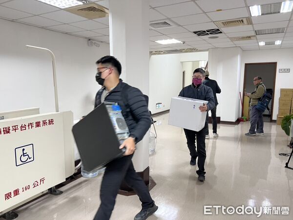 ▲▼檢調搜索高金素梅立法院辦公室，帶走資料、電腦。（圖／記者蘇靖宸攝）