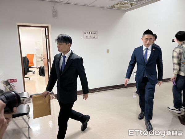 ▲檢調搜索高金素梅立法院辦公室，帶走資料、電腦。（圖／記者蘇靖宸攝）