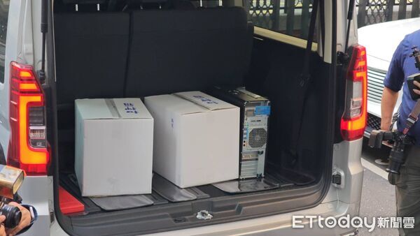 ▲檢調從高金素梅國會辦公室查扣7個紙箱的物證。（圖／記者陳煥丞攝）