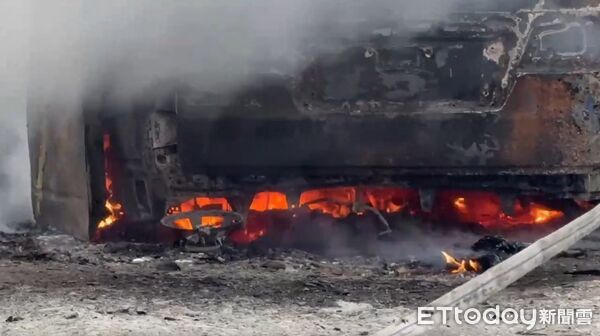 ▲台東火燒車事件，所幸車主早已下車，並未造成人員傷亡。（圖／記者楊晨東翻攝）
