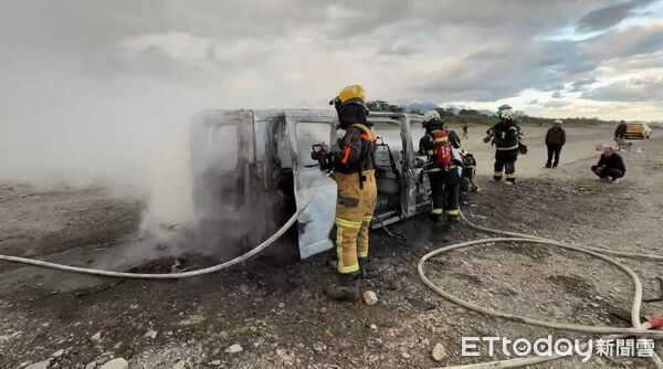 ▲台東火燒車事件，所幸車主早已下車，並未造成人員傷亡。（圖／記者楊晨東翻攝）