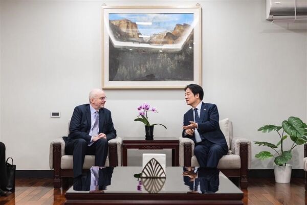 ▲▼美國在台協會處長谷立言赴總統官邸拜年，總統賴清德的愛犬斑斑也入鏡。（圖／美國在台協會）