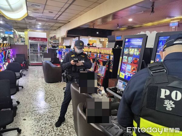 ▲▼台中警方在春安首晚臨檢了上千人，結果零犯罪，有員警開玩說「罪犯提早過年了」。（圖／警方提供）