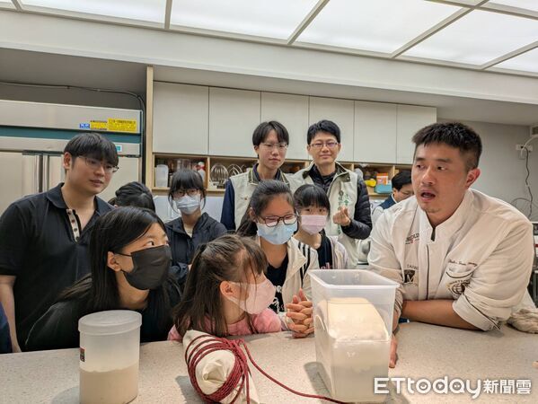 ▲台南市政府攜手民間單位，邀請弱勢兒少走進麵包店品嘗世界冠軍麵包。（圖／記者林東良翻攝，下同）