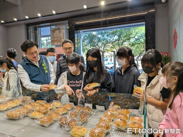 ▲台南市政府攜手民間單位，邀請弱勢兒少走進麵包店品嘗世界冠軍麵包。（圖／記者林東良翻攝，下同）
