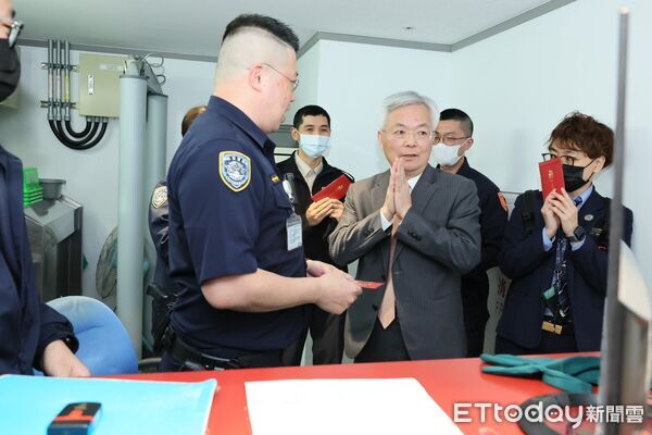 ▲警政署長張榮興今天視察桃園國際機場視察，提前向第一線執勤人員拜年。（圖／航警局提供）