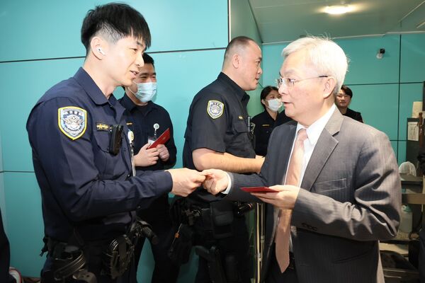 ▲警政署長張榮興今天到桃園國際機場視察，慰勉第一線執勤航警辛勞。（圖／航警局提供）