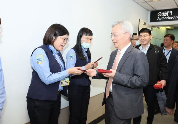 ▲警政署長張榮興今天視察桃園國際機場視察，發放紅包給第一線人員。（圖／航警局提供）