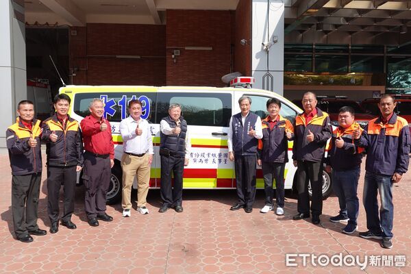 ▲國榮紙業捐贈救護車予雲林縣消防局，消防局長林文山代表受贈並回贈感謝狀，感謝企業回饋地方。（圖／記者游瓊華翻攝）