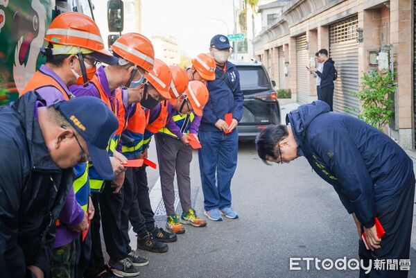 ▲台南市長黃偉哲在環保局長許仁澤陪同下，前往東、南區垃圾收運點慰勞清潔隊員並致贈新春紅包。（圖／記者林東良翻攝，下同）